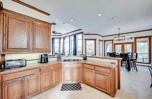 Cedar Hill Villa | ★Executive Lakeside Estate★ Private Pool, Home+Apt