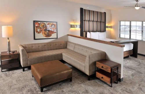 Independence Hotel | Expanded King Cosmo Suite, Balcony w/Waterfall Views, Stoney Creek