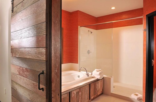 Independence Hotel | Expanded King Cosmo Suite, Balcony w/Waterfall Views, Stoney Creek