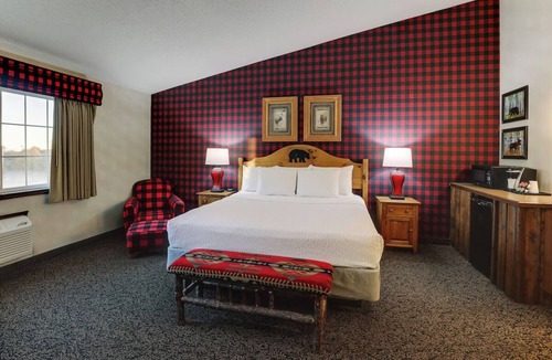 St. Joseph Hotel | Expanded King with Whirlpool in Stoney Creek St. Joseph