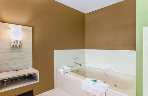 Poulsbo Hotel | Experience Comfort in Poulsbo! Pet-friendly, Free Parking