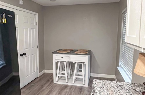Gainesville House | Experience farmhouse charm in this spacious 4-bedroom ranch retreat in Gainesville. Just minutes from downtown, the Frank Buck Zoo, and local parks, this cozy getaway sleeps up to 10 guests. Enjoy a bright open layout, comfortable country-style livin