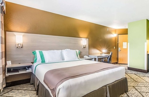 Poulsbo Hotel | Experience GuestHouse Poulsbo! Free Parking, Pets Allowed