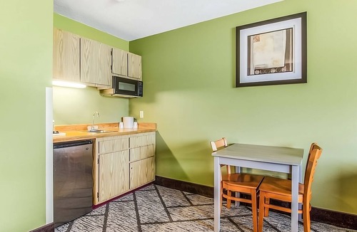 Poulsbo Hotel | Experience GuestHouse Poulsbo! Free Parking, Pets Allowed