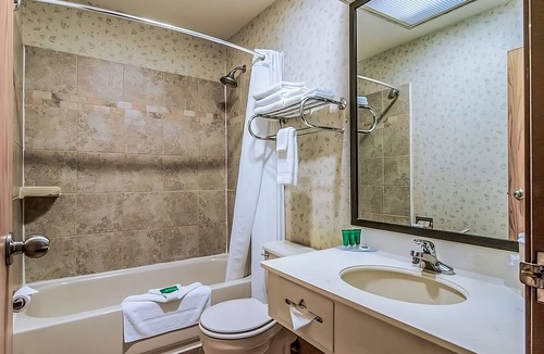 Poulsbo Hotel | Experience GuestHouse Poulsbo! Free Parking, Pets Allowed