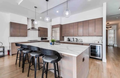 Dallas House | Experience Luxury in the Heart of Dallas! This contemporary 4BR home offers a heated pool&spa, game room, outdoor living spaces, Tesla charging, and a designer kitchen with top-tier appliances. Easy access to Dallas top attractions, all within 10min