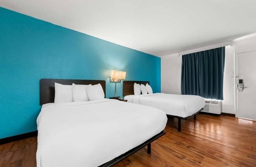 Hamilton Hotel | Experience Relaxation with Pool and Free On-Site Parking | 4 Affordable Rooms