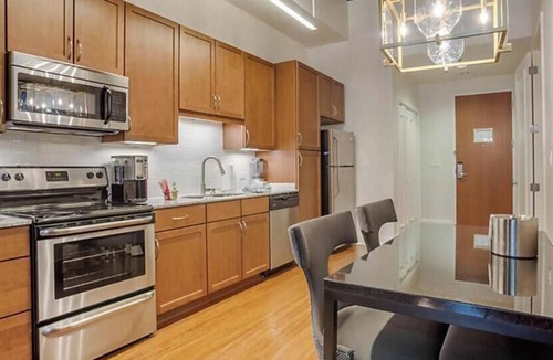 Central Business District Resort | Experience the Limelight: Modern 2Bd Suite Above New Orleans’ Theater District