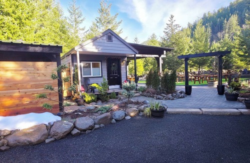 Randle Cabin | Explore by Day, Unwind by Night - Couples Cabin Near Trails, Creeks & Wildlife