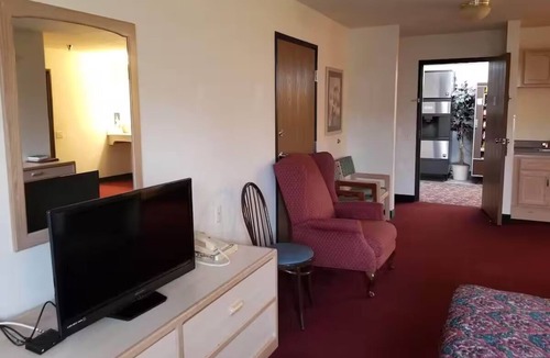Dell Rapids Hotel | Explore & Relax | Breakfast Included | Sioux River & City Attractions Access