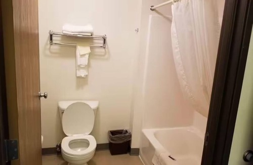 Dell Rapids Hotel | Explore & Relax | Breakfast Included | Sioux River & City Attractions Access