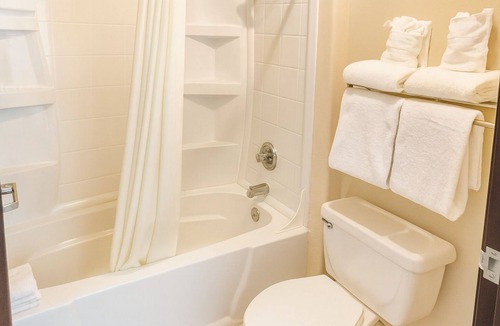 Window Rock Hotel | Explore Window Rock Tribal Park & Veterans Memorial! 2 Units! Pets Allowed, Pool