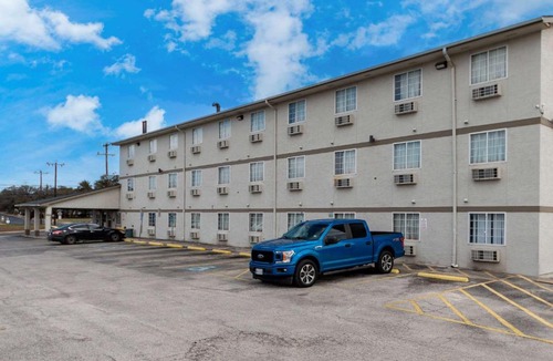 San Antonio Cabin | Express Inn & Suites San Antonio near SeaWorld - Medical Center