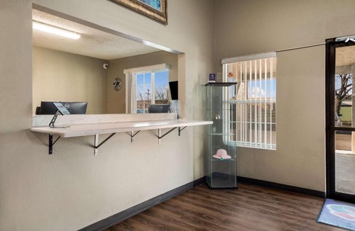 San Antonio Cabin | Express Inn & Suites San Antonio near SeaWorld - Medical Center