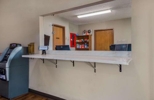 San Antonio Cabin | Express Inn & Suites San Antonio near SeaWorld - Medical Center