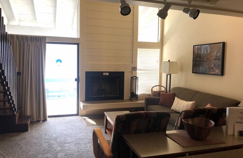 Wapato Point Apartment | F4 Poolside Condo with Mountain Views