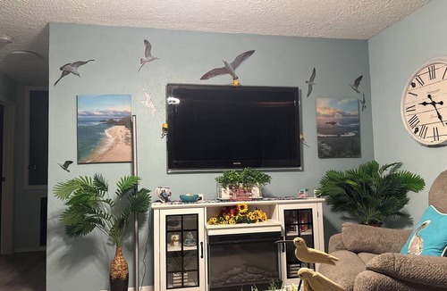 Blanchard House | Fabulous 2-bedroom 1 bath upstairs unit with AC in lively Livingston