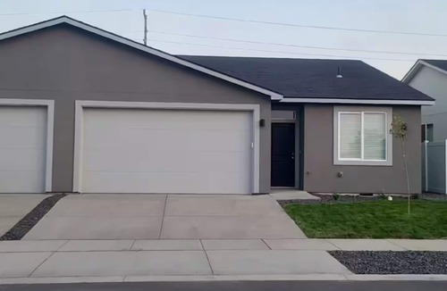 Hermiston House | Fabulous 3-bedroom townhome with AC in charming Hermiston