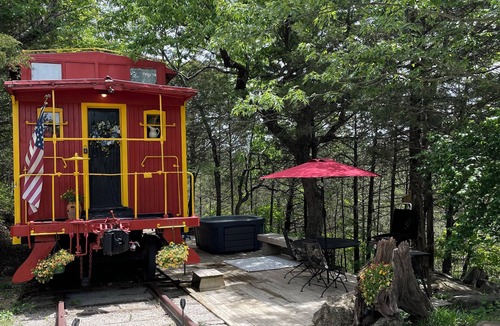 Eureka Springs Cabin | Fabulous Caboose Cabin in charming Eureka Springs