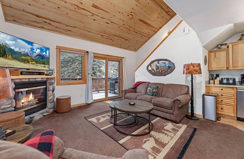 Fall River Estates Condo | Fall River Hideaway Fireplace Close to RMNP