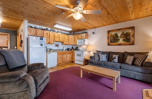 Fall River Estates Condo | Fall River Hideaway Private Hot Tub