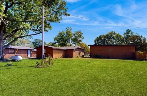 Longtown House | Families, Fishermen & Hunters. Pleasant 3-bedroom house and dock ready for you!