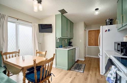 Torrington House | Family 5BR Retreat Sleeps 11 by College, Hospital