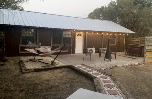 Paluxy Cabin | Family Cabin Getaway with an Outdoor Fireplace near Lake Granbury in Texas