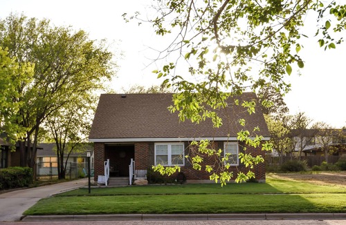 Amarillo House | Family friendly, 3BR/2BA with park view, minutes from downtown venues.