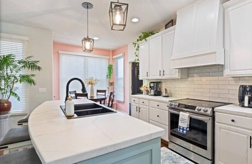 Bellevue House | Family-Friendly 4BR | King Beds + Game Room