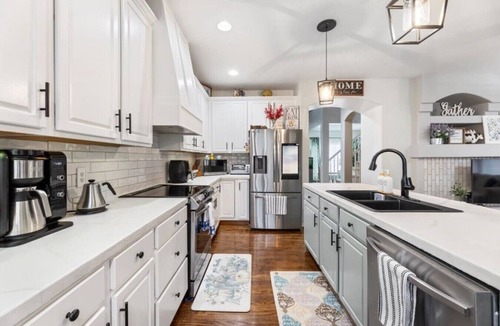 Bellevue House | Family-Friendly 4BR | King Beds + Game Room