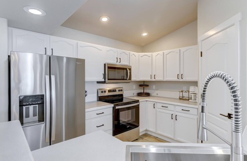 Caldwell House | Family friendly guest home - 5-min to CofI and fairgrounds (sleeps 6)