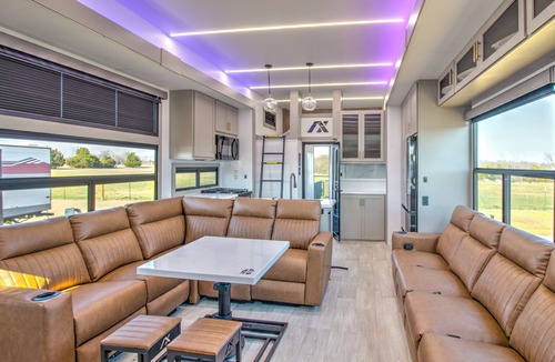 Clear Lake RV Rental | Family-Friendly Luxury RV Retreat/Fire Pits/Fishing Pond/Boat Tours.