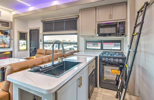 Clear Lake RV Rental | Family-Friendly Luxury RV Retreat/Fire Pits/Fishing Pond/Boat Tours.