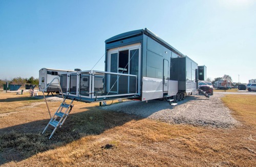 Clear Lake RV Rental | Family-Friendly Luxury RV Retreat/Fire Pits/Fishing Pond/Boat Tours.