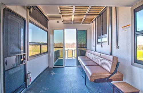 Clear Lake RV Rental | Family-Friendly Luxury RV Retreat/Fire Pits/Fishing Pond/Boat Tours.