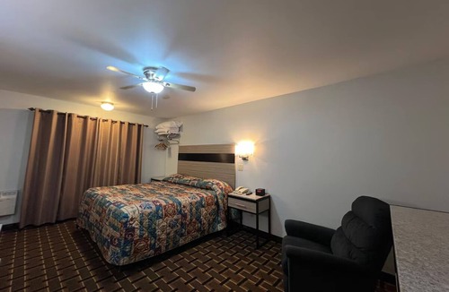 Nebraska City Hotel | Family-Friendly Room Near Major Highways | Easy Stopover Stay + Free Parking