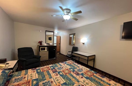 Nebraska City Hotel | Family-Friendly Room Near Major Highways | Easy Stopover Stay + Free Parking