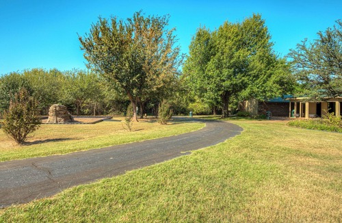 Edmond House | Family Game Retreat w/Arcade + Fire Pit