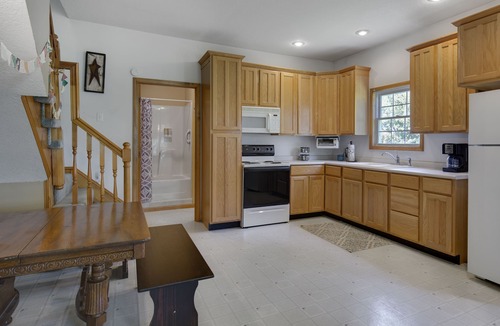 Hamilton House | Family Getaway just one hour from Kansas City!
