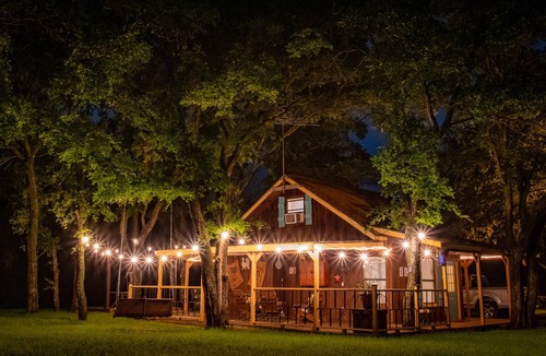 Roanoke Cabin | Family/Pet Friendly Country Cabin Firepit Minutes To DFW & Texas Motor Speedway