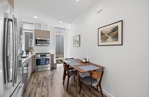 Leschi Villa | Family Townhome Near Stadiums, Beach, Parks, Lake