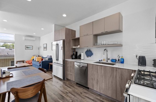 Leschi Villa | Family Townhome Near Stadiums, Beach, Parks, Lake