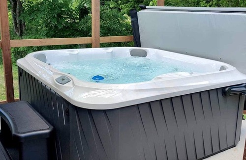 Equality Cabin | Fantastic Cozy Cabin with Fire Pit, Hot-tub and Fireplace in Herod, Illinois