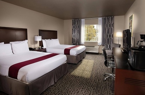 Pullman Hotel | Fantastic View of Pullman! 2 Relaxing Rooms, Pool, Free Breakfast and Parking