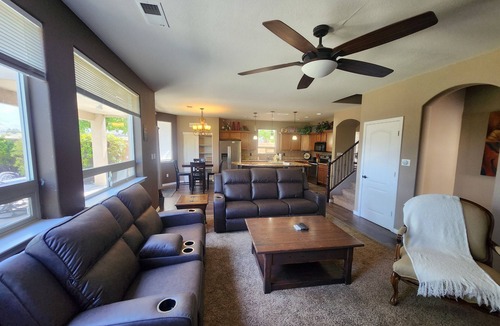 Northeast Heights House | Far North East Heights 4 bedrooms/Hot-tub and Pets Welcome, 5G Fiber WiFi !