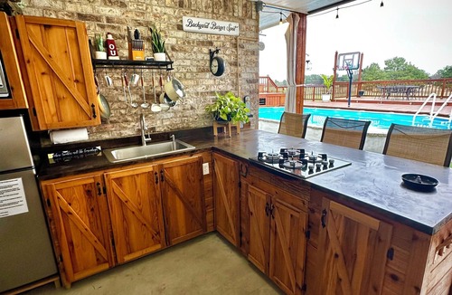Noble House | Farm House Acreage POOL&Outdoor Kitchen near OU stadium Norman,OK PET FRIENDLY