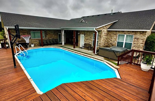 Noble House | Farm House Acreage POOL&Outdoor Kitchen near OU stadium Norman,OK PET FRIENDLY