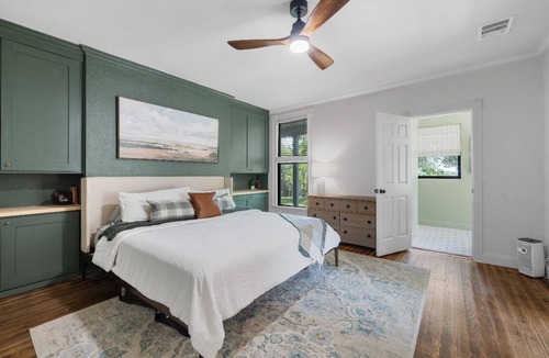 Valley Mills House | Farmhouse Stay near Waco! Relax with hilltop views, wrap around deck, fire pit!