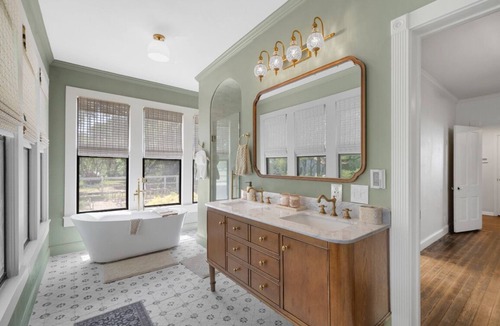Valley Mills House | Farmhouse Stay near Waco! Relax with hilltop views, wrap around deck, fire pit!